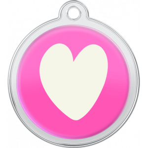 Roze ronde roestvrijstalen hondenpenning van 30 x 33 mm met groot wit hart en bovengat voor halsbandbevestiging.