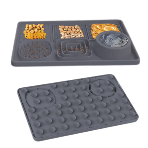 Grijze multifunctionele hondenmat met likzones en zuignappen aan de achterkant voor stevige grip op gladde oppervlakken.