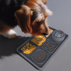 Hond eet van grijze slowfeeder likmat met pindakaas, snoepjes en textuurvakken die helpen bij langzamer eten.
